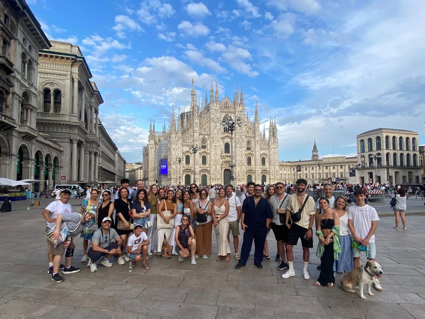 Grupo de Puente Tours en la Piazza del Duomo