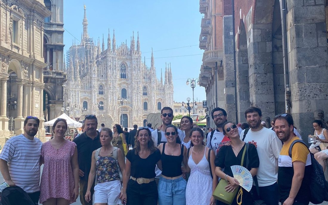 Grupo de Puente Tours frente al Duomo de Milán