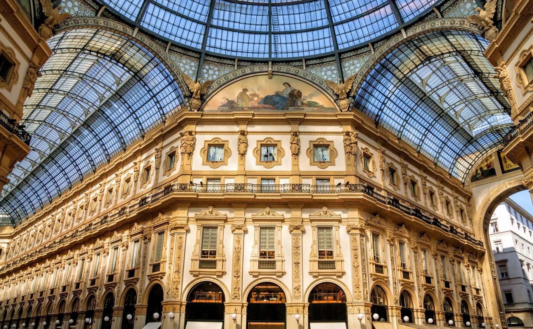 Interior de la Galería Vittorio Emanuele II de Milán con su cúpula de cristal