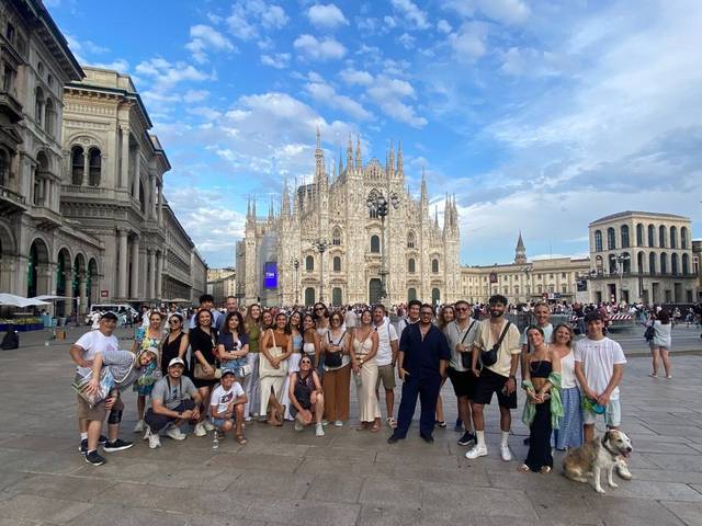 Grupo frente al Duomo de Milán