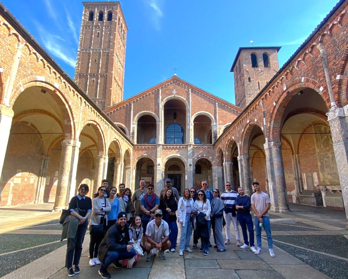 Grupo de Puente Tours en el atrio de Sant'Ambrogio