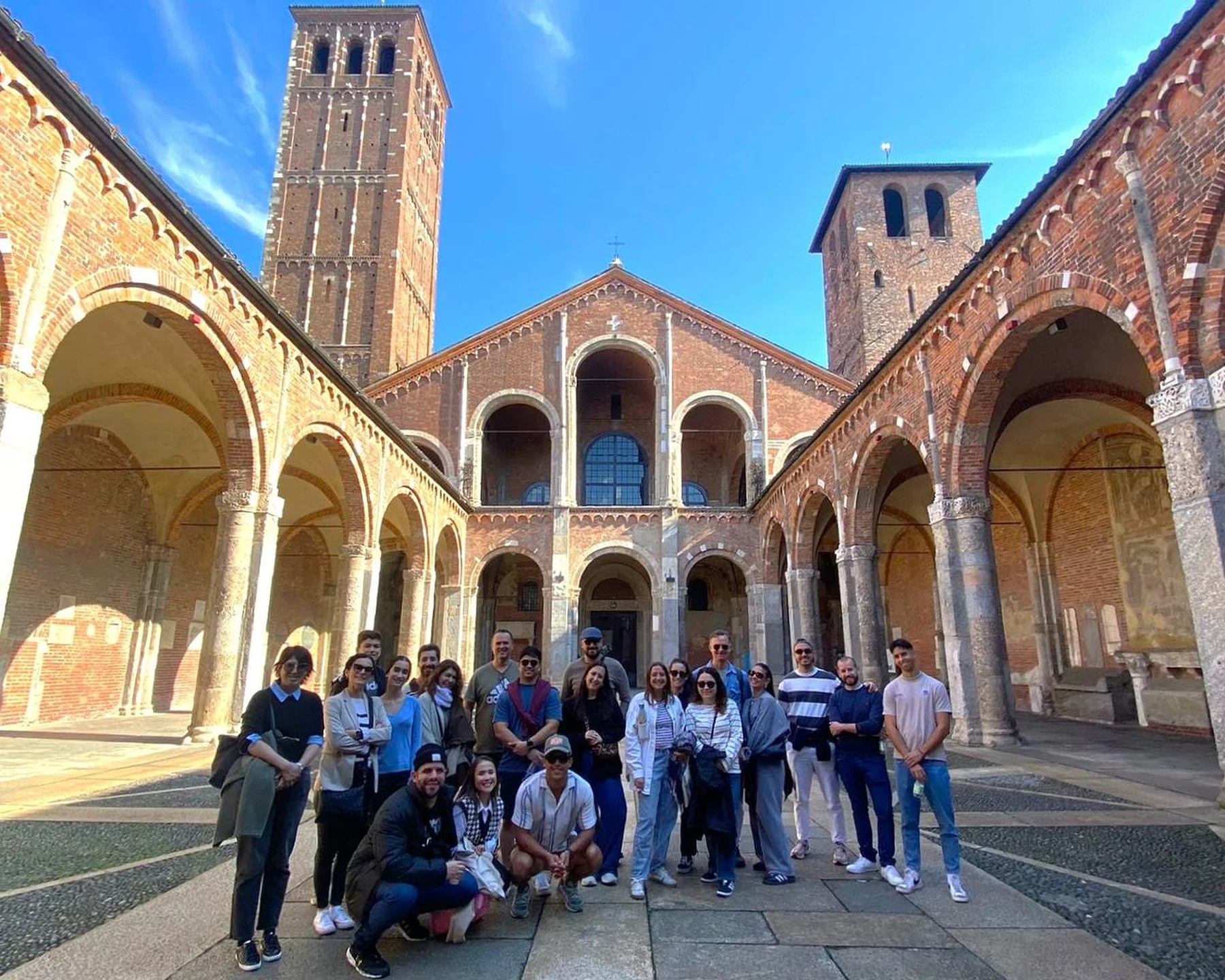 Grupo de Puente Tours en el atrio de Sant'Ambrogio