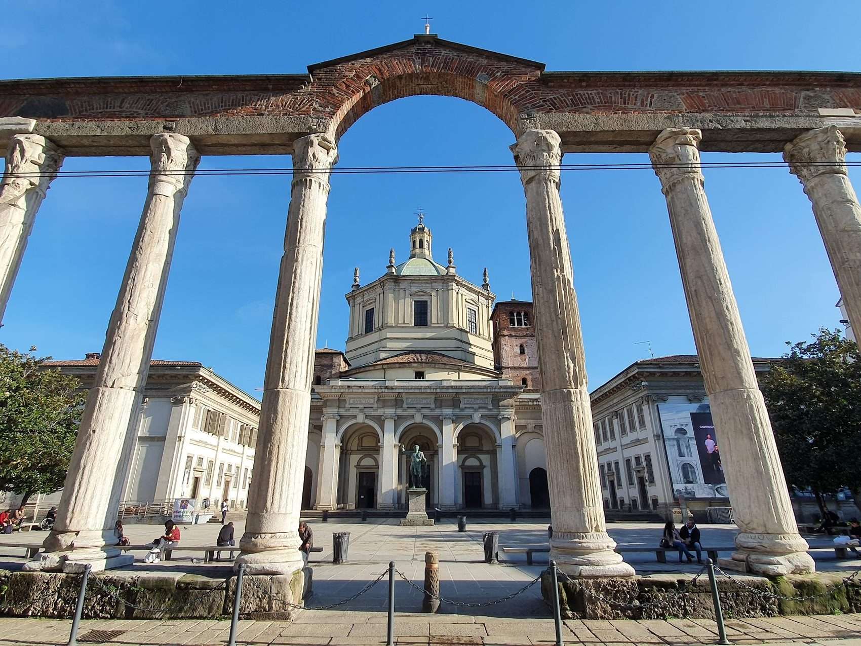 Columnas romanas de San Lorenzo y basílica de San Lorenzo Maggiore en Milán